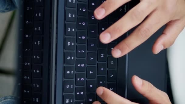 Étudiant mains travail clavier vertical gros plan. Un homme inconnu tapant des boutons tactiles sur un ordinateur portable. Doigts de la personne masculine utilisant macro ordinateur. Textos freelance méconnaissables sur l'appareil sans fil vue du dessus - Séquence, vidéo