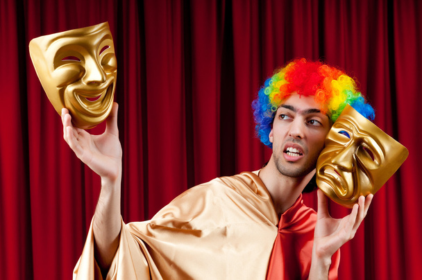 Actor con maks en un concepto de teatro divertido
 - Foto, Imagen