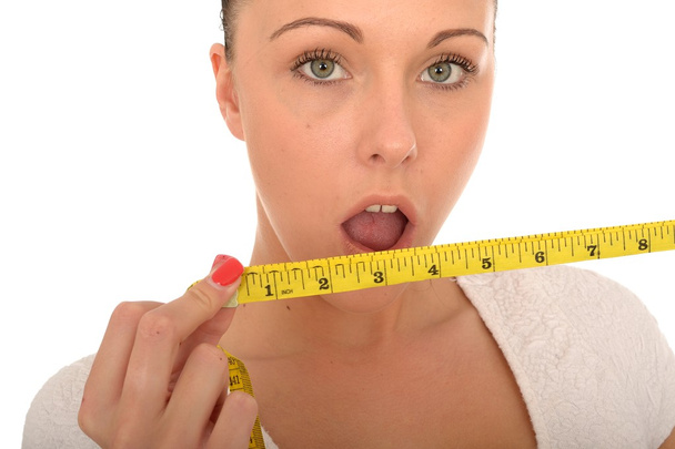 Mujer joven sana sosteniendo una cinta métrica
 - Foto, Imagen