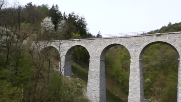 Γέφυρα με ένα κομμάτι στο πανέμορφο ορεινό τοπίο - Πλάνα, βίντεο