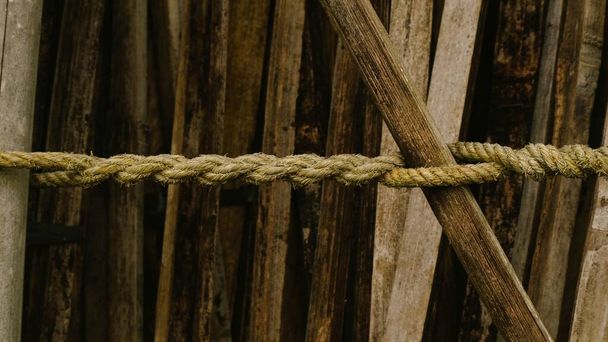 Cuerda atada a madera para fondo texturizado - Foto, Imagen
