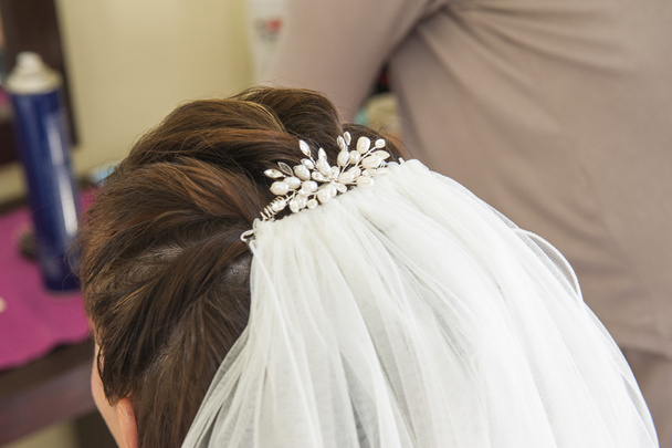 Parte posterior de la cabeza de las novias mostrando pieza de pelo
 - Foto, Imagen