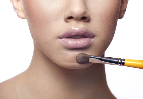 Aplicar maquillaje en polvo líquido
 - Foto, Imagen