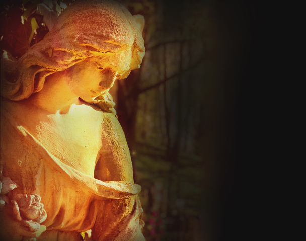 золотой ангел в солнечном свете (античная статуя
) - Фото, изображение