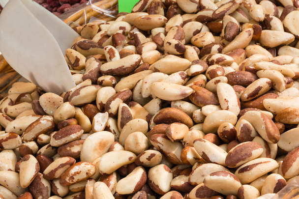 lähikuva rapeita brasilianpähkinöitä pajukulhossa
 - Valokuva, kuva
