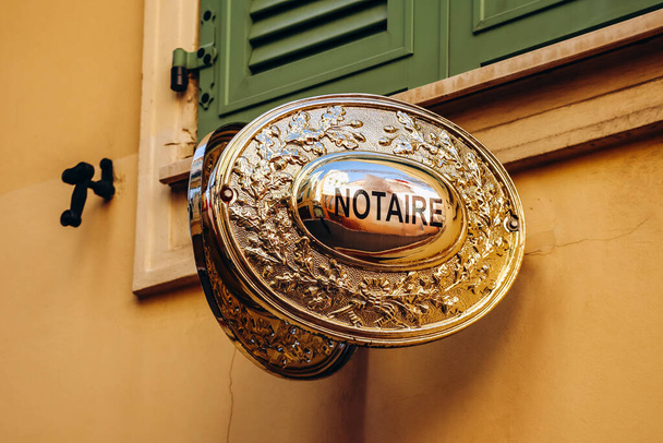 Mónaco, Mónaco - 20 de enero de 2024: Señal notarial en la fachada de una casa en Mónaco - Foto, imagen