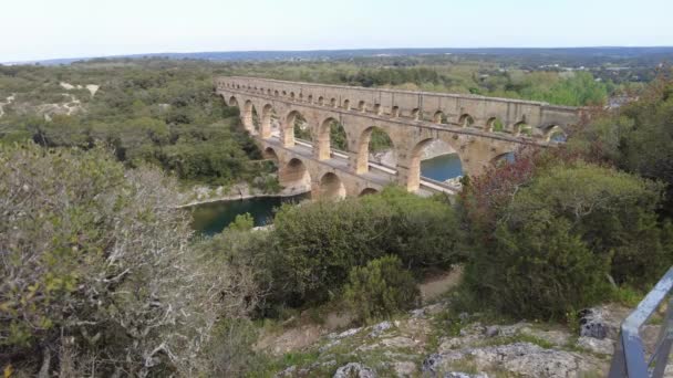 Vue panoramique du Pont du Gard, un aqueduc romain classé au patrimoine mondial de l'UNESCO situé en Provence, près de Nîmes en France. - Séquence, vidéo