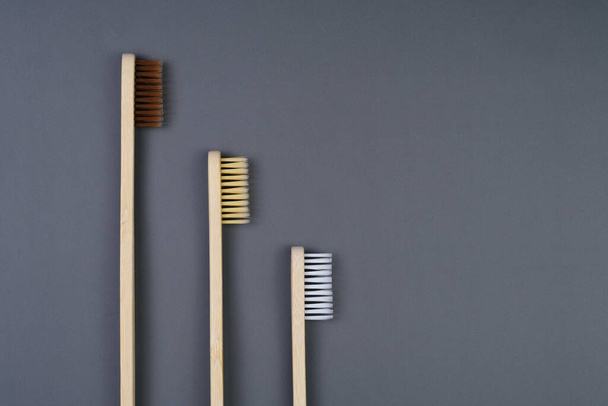 Um par de escovas de dentes são colocados lado a lado em uma superfície, mostrando práticas de higiene pessoal e cuidados dentários. - Foto, Imagem