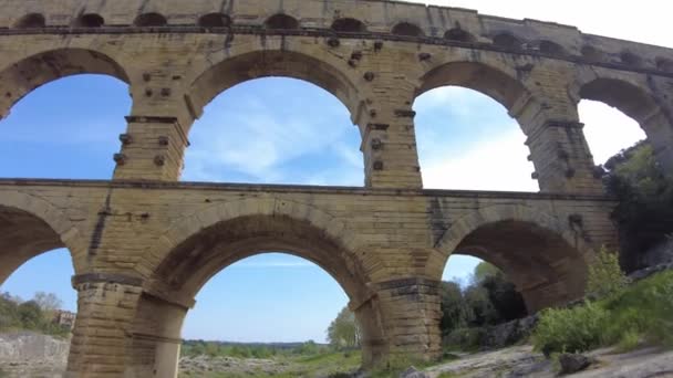 Захватывающий дух вид на исторический Пон-дю-Гард, всемирное наследие ЮНЕСКО Римский акведук недалеко от Нимса, Франция - Кадры, видео