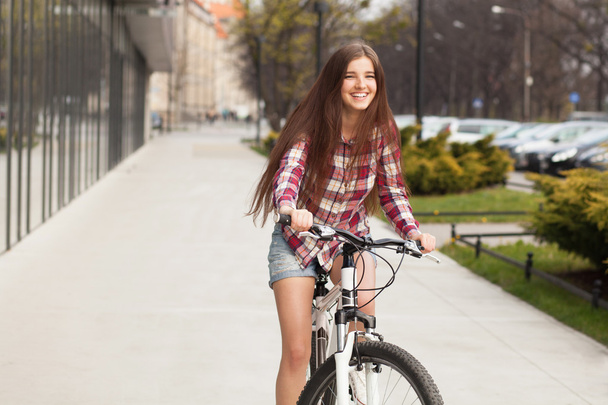 Bir bisiklet üzerinde genç güzel kadın - Fotoğraf, Görsel