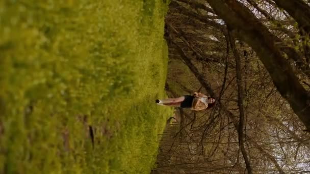 Νεαρή έφηβη τρέχει μέσα στο δάσος, προωθώντας εφαρμογές mobile fitness και έναν υγιεινό τρόπο ζωής. Αθλητικά αθλητικά ενδύματα και υποδήματα, μαζί με εργαλεία για περιπετειώδεις υπαίθριες δραστηριότητες - Πλάνα, βίντεο