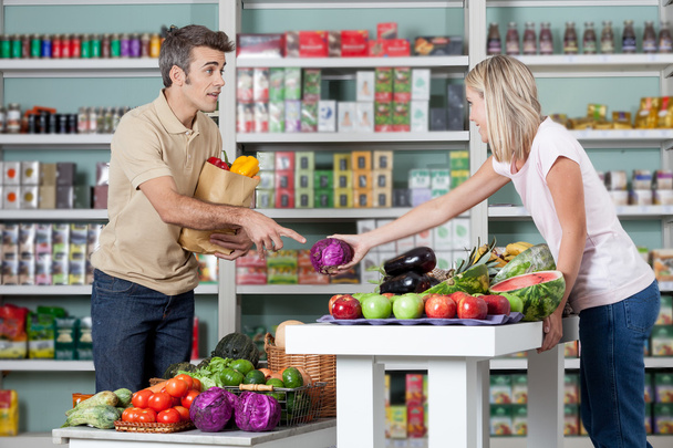 Пара купує овочі
 - Фото, зображення