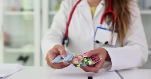 Arzt hält Blisterpackungen mit Pillen in der Klinik. Auswahl von Medikamenten zur Behandlung - Filmmaterial, Video