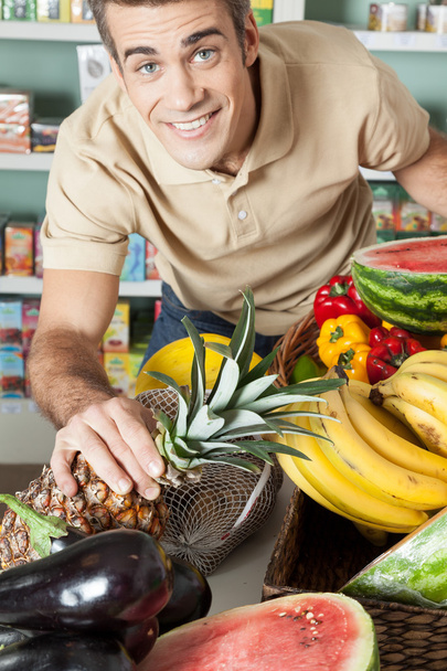 Человек покупает овощи
 - Фото, изображение