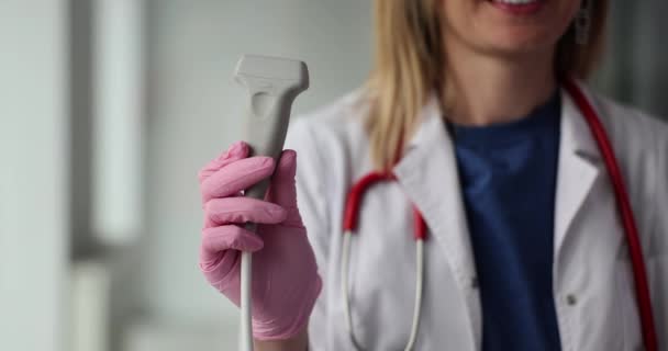Mains d'une femme médecin avec une sonde à ultrasons. Médecin préparant la machine à ultrasons pour le diagnostic du patient - Séquence, vidéo