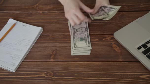 Femme comptant l'argent
 - Séquence, vidéo