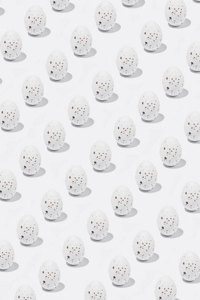 Vzor bílých velikonočních vajíček vrhající stín na bílé pozadí, koncepce minimalismu, kopírovací prostor - Fotografie, Obrázek