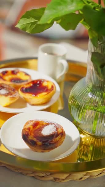  Tradycyjny portugalski deser pastel de nata na złotej tacy. Wysokiej jakości materiał 4k, pionowe wideo, pochylenie kamery ruch pionowy wideo. - Materiał filmowy, wideo