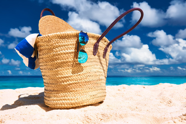 Strand mit Tasche auf den Seychellen - Foto, Bild