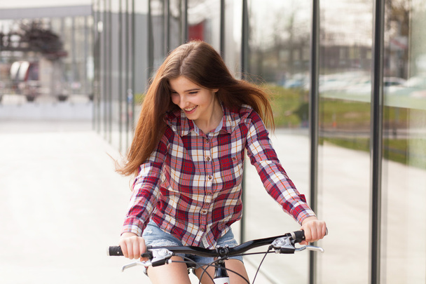 junge schöne Frau auf dem Fahrrad - Foto, Bild