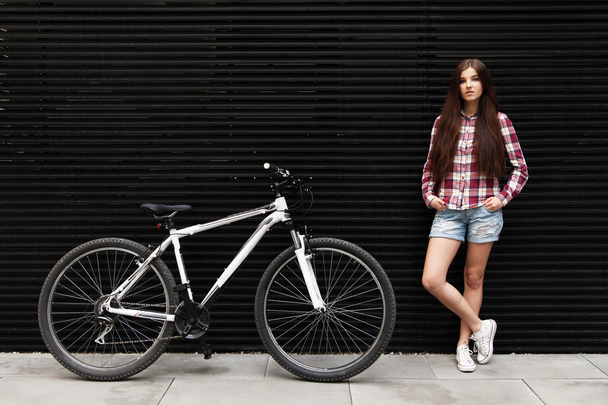 Όμορφη κοπέλα με ποδήλατο - Φωτογραφία, εικόνα