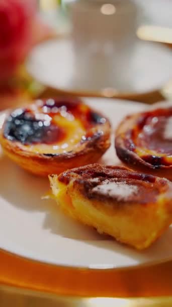  Tradycyjny portugalski deser pastel de nata na złotej tacy. Wysokiej jakości materiał 4k, pionowe wideo, ruch pochyłej kamery. - Materiał filmowy, wideo