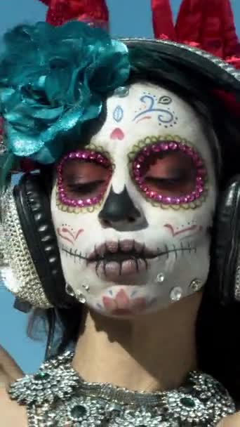 Bella donna con teschio di caramelle personalizzato progettato giorno messicano del volto morto compongono in verticale - Filmati, video