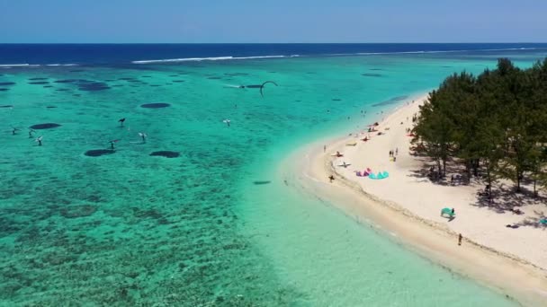 Uçurtmacılar, Le Morne sahilindeki rüzgar sörfçüleri Mauritius adasındaki ünlü su sporları merkezi. Mauritius, Le Morne sahilindeki Hint Okyanusu 'nun berrak sularında sörf yapan uçurtma.. - Video, Çekim
