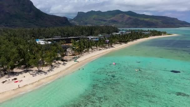 Uçurtmacılar, Le Morne sahilindeki rüzgar sörfçüleri Mauritius adasındaki ünlü su sporları merkezi. Mauritius, Le Morne sahilindeki Hint Okyanusu 'nun berrak sularında sörf yapan uçurtma.. - Video, Çekim