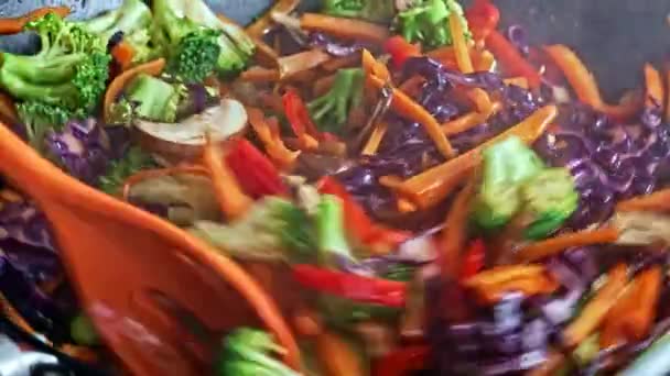 смешивание свежих овощей в кастрюле, приготовление здоровой пищи  - Кадры, видео