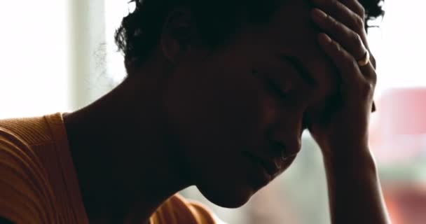 Depressziós, mentális betegségben szenvedő fiatal nő. Egy fekete embert elöntött a stressz és a csendes kétségbeesés, közelkép, kézen fogva tartja a fejét. - Felvétel, videó