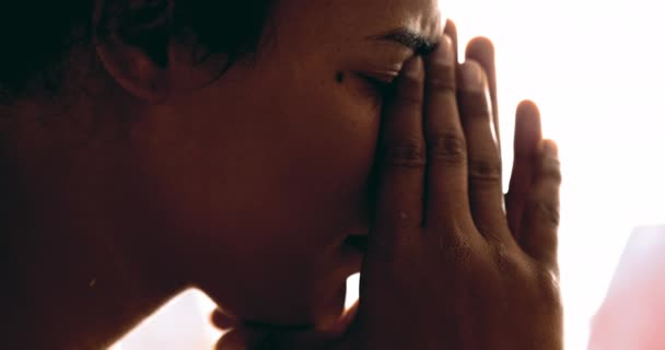 A depresszióban szenvedő fiatal nő eltakarja az arc szomorúságát és bánatát. Profil közelkép a személy érzése stressz és nyomás - Felvétel, videó