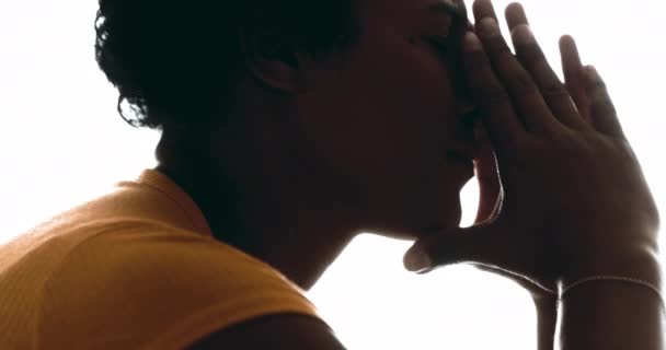 Candid Lonely Young Woman Struggling with Depresszió Töprengő profil Közelkép a személy tartja fejét a kézben, szenvedés érzelmi fájdalom drámai sziluett - Felvétel, videó