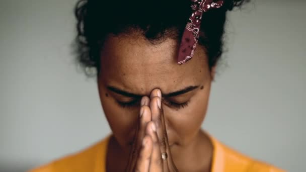 Frau, die zu GOTT betet und in schwierigen Zeiten Hoffnung und Glauben sucht. Nahaufnahme eines schwarzen südamerikanischen Zwanzigers in tiefer Kontemplation - Filmmaterial, Video