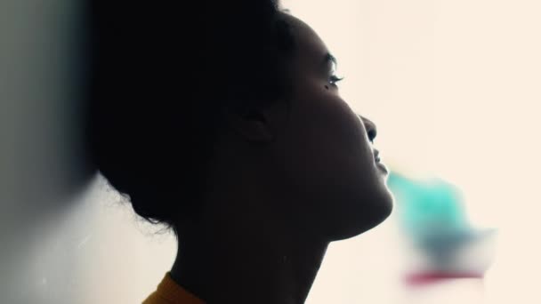 Yksi surullinen pensive nuori musta nainen nojaa seinään syvä henkinen huomaavainen heijastus, siluetti lähikuva kasvot, melankolinen ilme - Materiaali, video