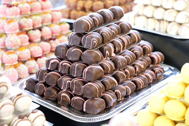 Suklaa marsipaanikarkkeja täynnä erilaisia makuja. Makeus pallot rakentaa kuin pyramidi sle leivonnaiset shop - Valokuva, kuva