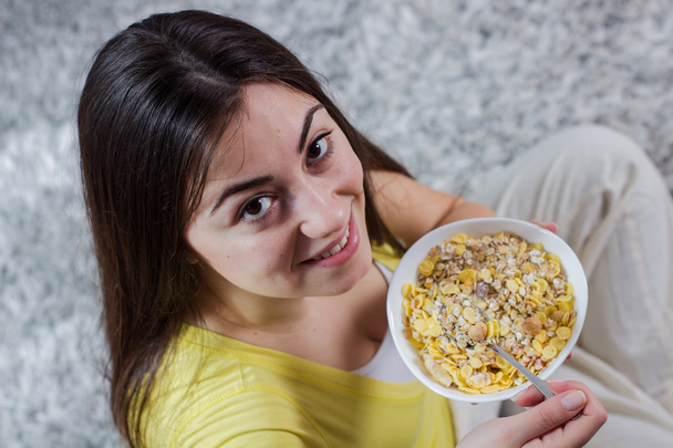 glückliche junge Frau isst Müsli-Frühstück - Foto, Bild