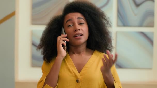 Nespokojeni rozzlobený úzkostlivý etnický obchod žena africký americký podnikatelek mluví mobilní telefon v kanceláři stresu dívka žena podnikatel zaměstnavatel dáma volání smartphone mluvit argumentovat nespokojen - Záběry, video