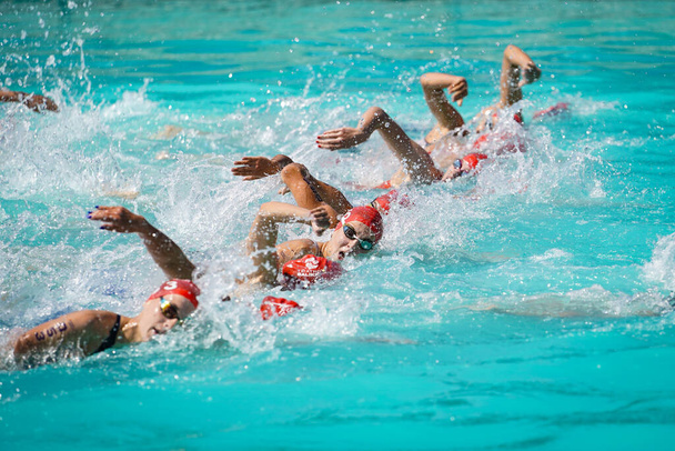 Балікесір, Турікай - AUGUST 5, 2023: Спортсмени, які змагаються в складі плавання Європи Чемпіонат тріатлону Спринту та естафети в Балікесірі - Фото, зображення