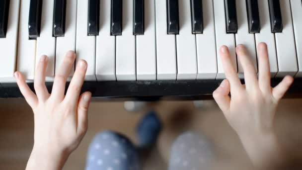 Kind lernt Klavierspielen. - Filmmaterial, Video