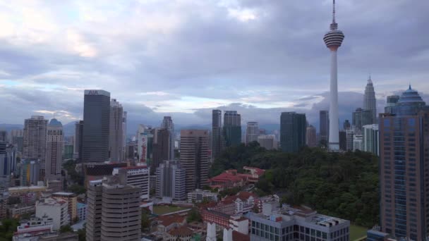Kuala Lumpur Malaysia Stadt Stadtlandschaft mit Zug und Wolkenkratzern. Drohnen. Luftaufnahme eines geschäftigen Stadtbildes mit Zug inmitten hoher Gebäude - Filmmaterial, Video