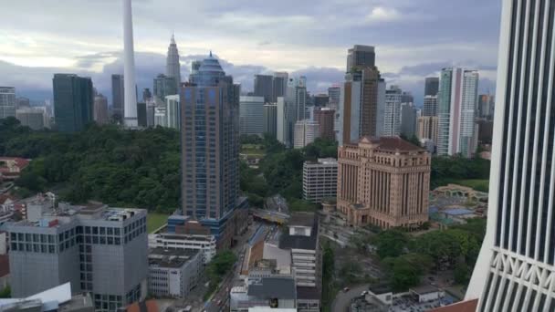 Kuala Lumpur Malaysia Stadt Stadtlandschaft mit Zug und Wolkenkratzern. Drohne aufklappen. Luftaufnahme eines geschäftigen Stadtbildes mit Zug inmitten hoher Gebäude - Filmmaterial, Video
