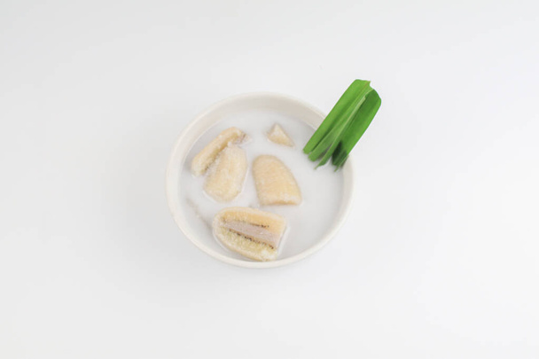 Banana in latte di cocco (Kluay Buat Chi) su fondo bianco. Popolare Dessert tradizionale asiatico, Thailandia. - Foto, immagini