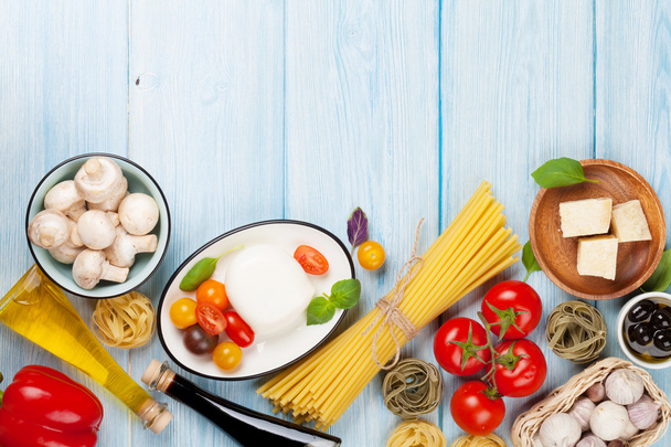 Mozzarella, tomates, albahaca, pasta
 - Foto, Imagen