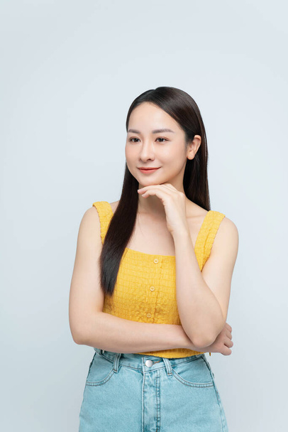 Fiatal barátságos ázsiai nő mosolygós arc elszigetelt fehér háttér. - Fotó, kép