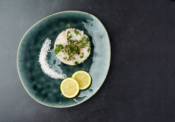 Abendessen, Teller und Meeresfrüchte mit Salat im feinen Restaurant mit Zitrone, Fisch und Salz auf dem Geschirr. Gesundes Koch- und Gourmetgericht mit Proteinen aus luxuriösem Thunfischfilet für die Ernährung in der Ernährung. - Foto, Bild