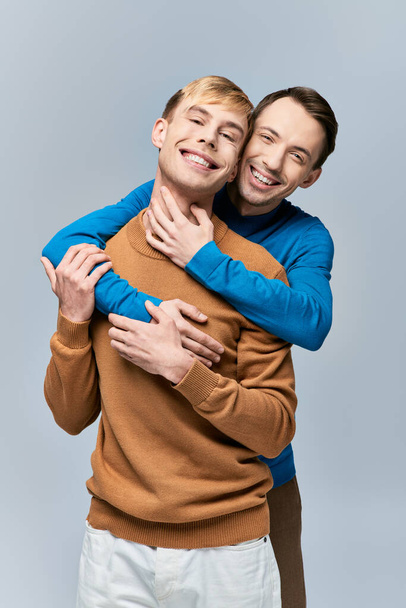 Dos hombres abrazándose y sonriendo alegremente. - Foto, Imagen