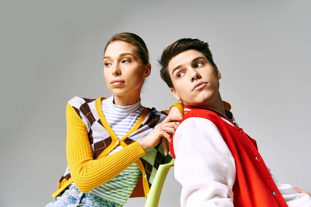 Młody mężczyzna i kobieta studenci pozować w casual stroje w klasie collegu. - Zdjęcie, obraz