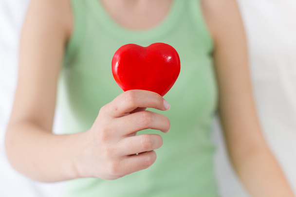 Czerwone serce kształt zdrowia miłości wsparcia - Zdjęcie, obraz