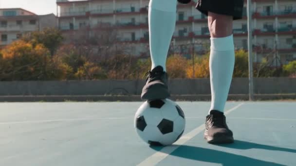 Jugador de fútbol sosteniendo la pelota bajo el pie .  - Metraje, vídeo